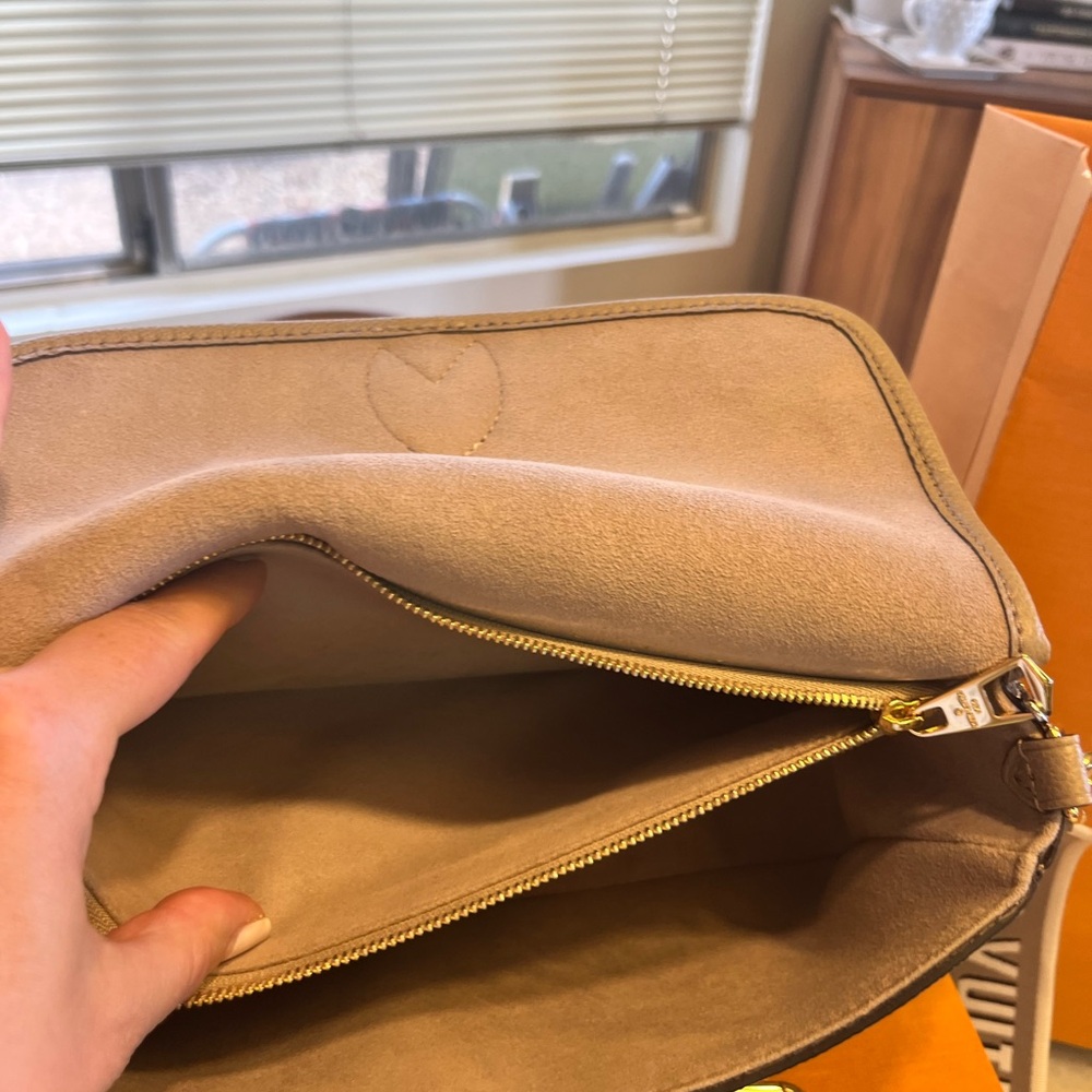 Louis Vuitton Diane beige/cream Monogram Shoulder Bag - Picture 3 of 10